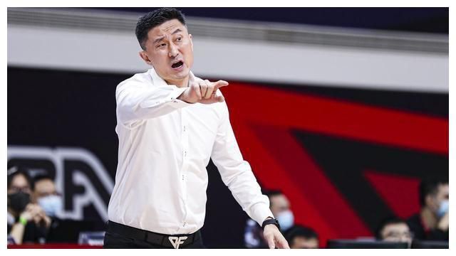 劳塔罗中场反抢帕耶罗后拿球突破到弧顶一脚远射破门，国米4-0乌迪内斯。